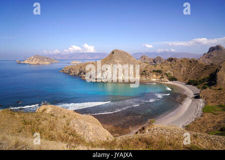 Padar Island avec vue panoramique sur la haute de trois belles plages de sable blanc entourée d'un vaste océan et une partie de parc national de Komodo, Flores en Indon Banque D'Images