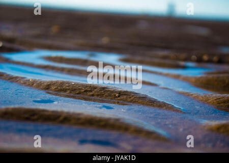 Vague de sable des flaques dans le sable 1. Banque D'Images