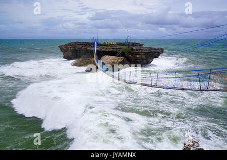 Plage de extrême timang gunungkidul avec corde traversée de pont à l'île de watu panjang sur gondole en bois à Yogyakarta, Indonésie. Banque D'Images