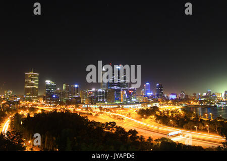 Belle Perth Skyline At Night de Kings Park Banque D'Images