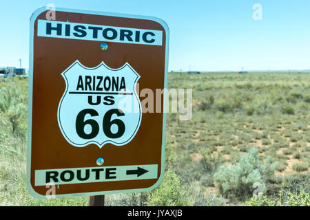 Arizona l'historique Route 66 road sign dans le désert Banque D'Images