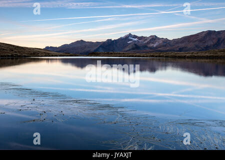 Tambò les pics et les Piani se reflètent dans le lac au lever du soleil de la vallée de Chiavenna Piccolo Valtellina Lombardie Italie Europe Banque D'Images