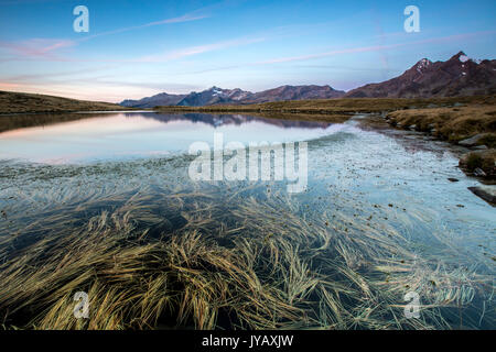 Tambò les pics et les Piani se reflètent dans le lac au lever du soleil de la vallée de Chiavenna Piccolo Valtellina Lombardie Italie Europe Banque D'Images