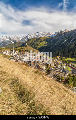 Avis de Ardez village entouré de bois et des sommets enneigés Basse-engadine Canton des Grisons Suisse Europe Banque D'Images