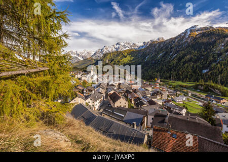 Avis de Ardez village entouré de bois et des sommets enneigés Basse-engadine Canton des Grisons Suisse Europe Banque D'Images