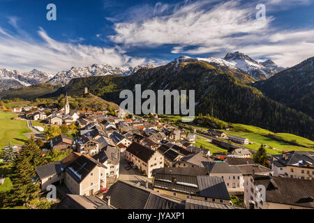 Avis de Ardez village entouré de bois et des sommets enneigés Basse-engadine Canton des Grisons Suisse Europe Banque D'Images