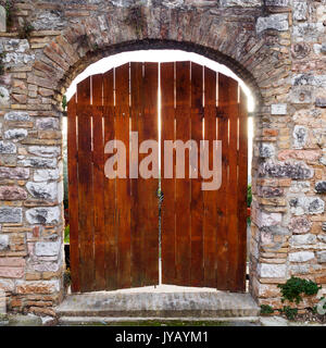 Vieille porte en bois, à Spello (Italie), 2017. Format carré. Banque D'Images