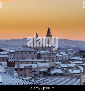 Vue de Trevi Ombrie (Italie) au coucher du soleil avec la neige. Format carré. Banque D'Images