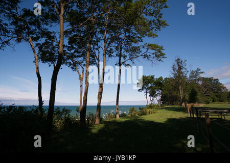 Une aire de pique-nique sont sur les rives du lac Michigan au nord de Montague, MI. Banque D'Images