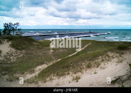 Vue sur les dunes de sable près du lac Blanc Lac Blanc vidage de canal dans le lac Michigan. Banque D'Images