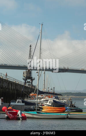 Marina Port Edgar jetée principale dans l'ombre de nouveau croisement Queensferry, Queensferry, Ecosse, Royaume-Uni Banque D'Images