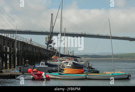 Marina Port Edgar jetée principale dans l'ombre de nouveau croisement Queensferry, Queensferry, Ecosse, Royaume-Uni Banque D'Images