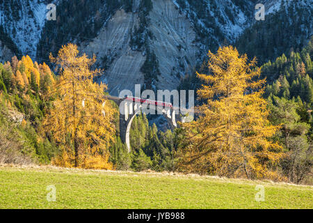 Bernina Express passe par Wiesner Viadukt entouré de bois colorés Canton des Grisons Suisse Europe Banque D'Images