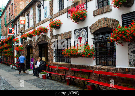 Clients à l'extérieur de l'historique Duc de York pub dans la voie commerciale à Belfast, en Irlande du Nord. Banque D'Images