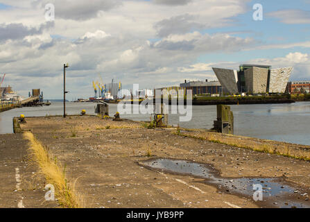 La rivière Lagan à Belfast, notamment le célèbre Titanic Centre à partir de l'une des rampes de chargement du terminal ferry désaffecté sur Donegall Quay Banque D'Images