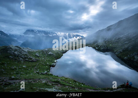 Le ciel est teinté de bleu comme l'eau du lac de Cheserys Chamonix Haute Savoie France Europe Banque D'Images