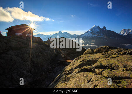 Les randonneurs quittent le refuge Lac De Cheserys à s'aventurer sur les sentiers en altitude Chamonix Haute Savoie France Europe Banque D'Images