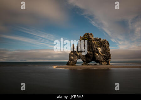 Pile de basalte Hvitserkur à la côte nord de l'Islande. Banque D'Images