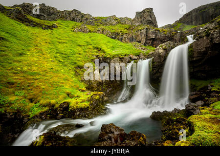 Belle chute d'Klifbrekkafossar dans l'Est de l'Islande. Banque D'Images