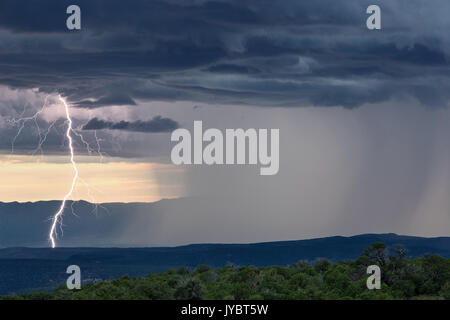 Coup de foudre puissant et forte pluie d'un orage de mousson au-dessus de Sedona, Arizona Banque D'Images