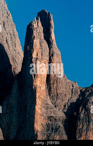 Le beau petit pic de Lavaredo illuminée par le soleil de l'après-midi. Ce pic est célèbre dans le monde entier pour être les meilleurs grimpeurs dans climbin Banque D'Images