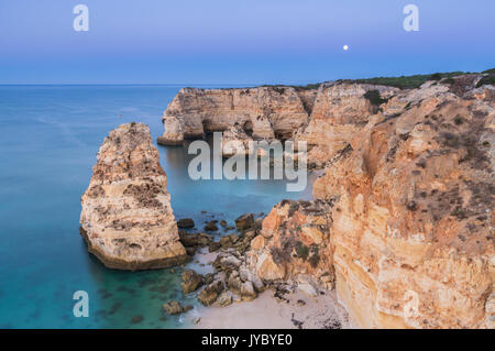 Vue du haut de falaises et l'eau turquoise de l'océan Praia da Marinha Lagoa Caramujeira Municipalité Algarve Portugal Europe Banque D'Images