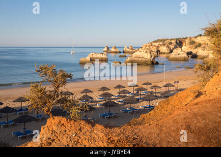 Le soleil brille sur nouvellement augmenté des falaises et bathhouse de Praia do Alemao Portimao Algarve Faro Portugal Europe District Banque D'Images