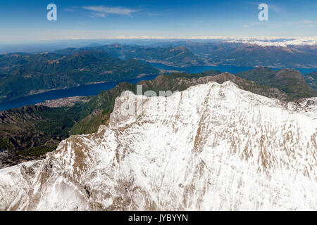 Vue aérienne de l'harfang des crêtes de l'Grignone montagne avec Lac de Côme dans le contexte de la province de Lecco Lombardie Italie Europe Banque D'Images