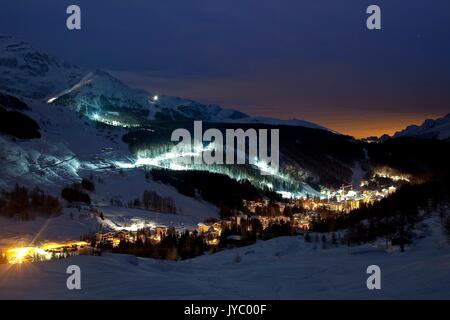 Madesimo et ses pistes de ski allumé pendant une nuit de pleine lune. Valchiavenna. Vallespluga. La Valtellina. La Lombardie. L'Italie. L'Europe Banque D'Images