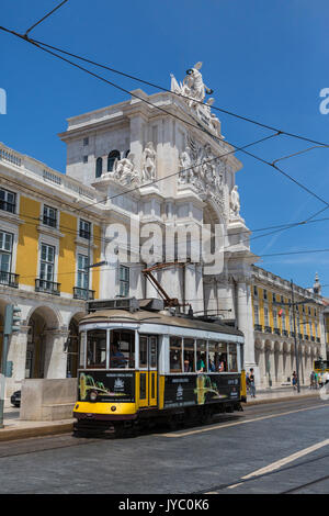 Un tramway typique passe par l'histoire de Praca do Comercio square près de la rivière Tagus Estremadura Portugal Lisbonne Europe Banque D'Images