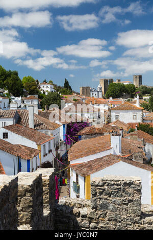 Vue de la ville fortifiée d'Obidos à l'origine une colonie romaine précoce Oeste Leiria Portugal Europe District Banque D'Images