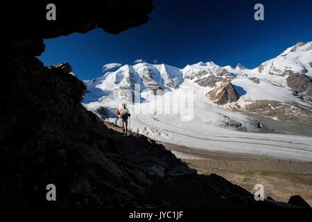 En descendant du Munt Pers, très proche de Diavolezza refuge, le trekking-amoureux con profitez de la vue sur le grand glacier de la pers et Morteratsch glac Banque D'Images