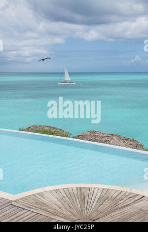 En face de la piscine aux eaux turquoise de la mer des Caraïbes Ffryes Beach Rocks avec Antigua-et-Barbuda Antilles île sous le vent Banque D'Images