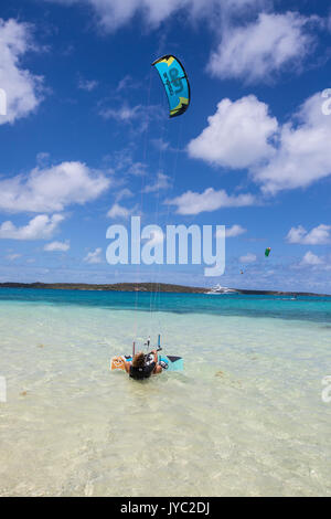 Le kitesurf dans le calme et les eaux turquoise de la mer des Caraïbes de l'île Green Antigua-et-Barbuda Antilles île sous le vent Banque D'Images