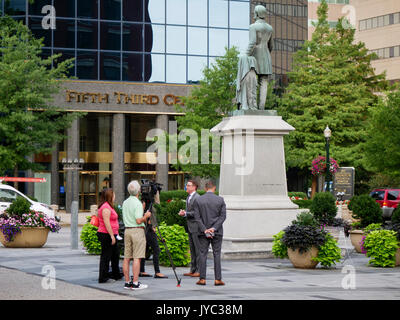 Lexington, Kentucky le maire Jim Gray fait son affaire de la dépose de la statue de Confederate Secrétaire à la Guerre John C. Breckinridge de Cheapside Park. Banque D'Images