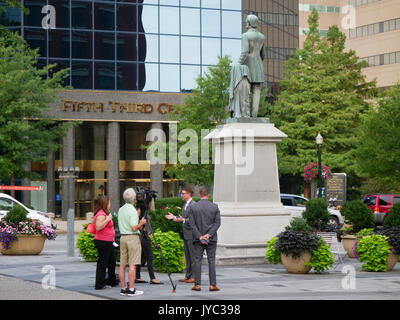 Lexington, Kentucky le maire Jim Gray fait son affaire de la dépose de la statue de Confederate Secrétaire à la Guerre John C. Breckinridge de Cheapside Park. Banque D'Images