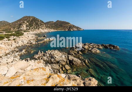 Vue sur les falaises et des promontoires entourant la mer turquoise Punta Molentis Villasimius Cagliari Sardaigne Italie Europe Banque D'Images