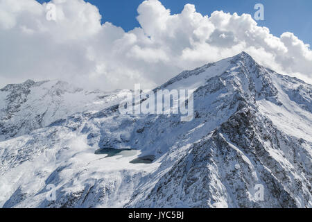 Vue aérienne de Stella pointe encadrée par des sommets enneigés et des lacs bleus Chiavenna Vallée Valtellina Lombardie Cf Alpina Italie Europe Banque D'Images