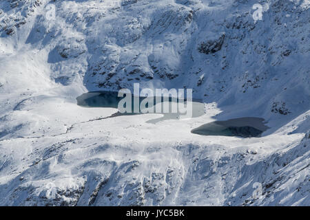 Vue aérienne de lacs de Stella encadrée par des sommets enneigés Val di Lei Cf Alpina Chiavenna Valtellina Lombardie Italie Europe Vallée Banque D'Images