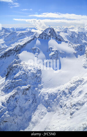 Vue aérienne de pointe de Ferrè couvertes de neige de la vallée de Chiavenna Valteline Cf Alpina Lombardie Italie Europe Banque D'Images