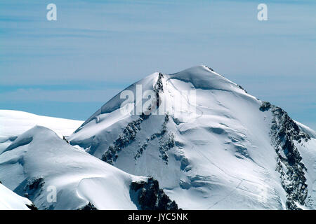 La face massive du castor dans le mont Rosa et le groupe Pollux sommet mondial sur la gauche sur la frontière entre l'Italie et la Suisse l'Europe Banque D'Images