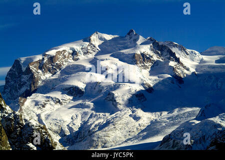 La forme massive du Mont Rosa, Monte Rosa, ses sommets et glaciers surverse 4,000 m, Canton du Valais, Suisse Europe Banque D'Images