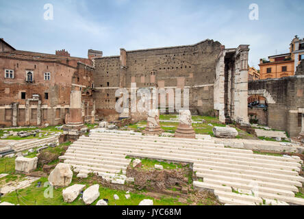 Le crépuscule s'allume sur le Forum de Trajan et les ruines de l'ancien Empire Romain Rome Lazio Italie Europe Banque D'Images