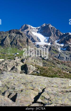 La majestueuse d'argent et de Pizzo Pizzo Zupo faire la Cabane Bignami apparaissent si petit. Valmalenco, Valtellina, Lombardie Italie Europe Banque D'Images