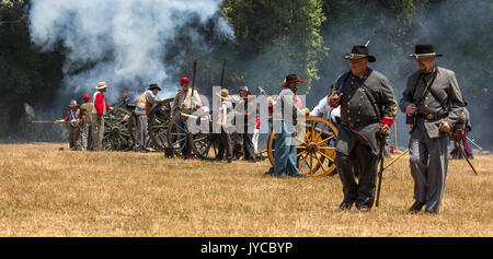 Les soldats confédérés canon incendie pendant la guerre civile à reconstitution Duncan Mills le 14 juillet 2014 Banque D'Images