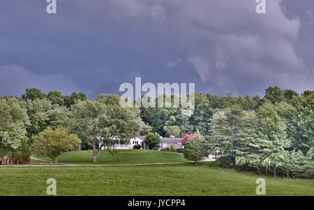 Dark thunder clouds over farmland Banque D'Images