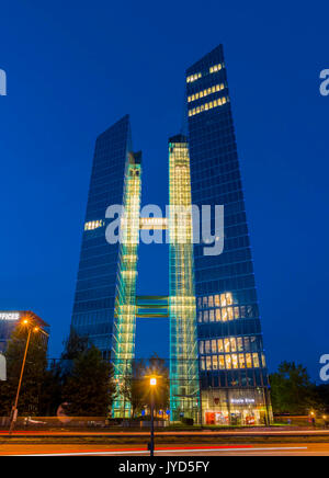 Mettre en lumière la nuit, les tours de Munich, Bavaria, Germany, Europe Banque D'Images
