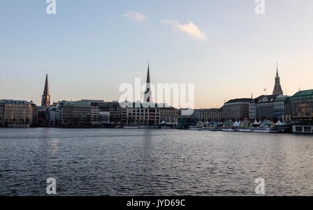 L'artificiel lac Inner Alster frames les anciens bâtiments et palais du centre-ville de Hambourg Allemagne Euope Banque D'Images