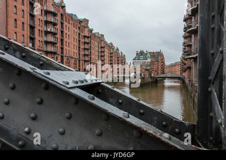 Le pittoresque château d'eau entre les ponts dans le centre du canal Poggenmühlenbrücke Altstadt Hambourg Allemagne Europe Banque D'Images