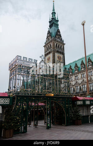 Marché de Noël et des décorations avec le clocher en arrière-plan Rathaus Altstadt trimestre Hambourg Allemagne Europe Banque D'Images